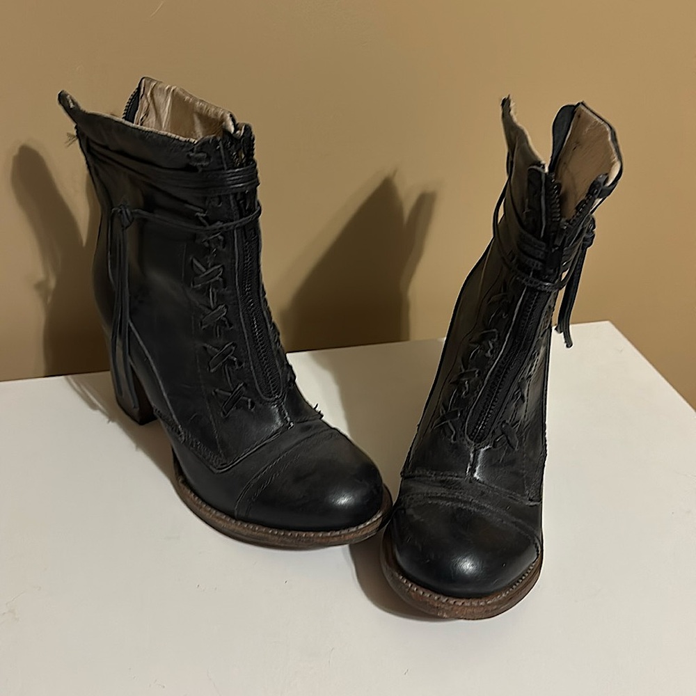 Like-new Freebird “Bailey” boots